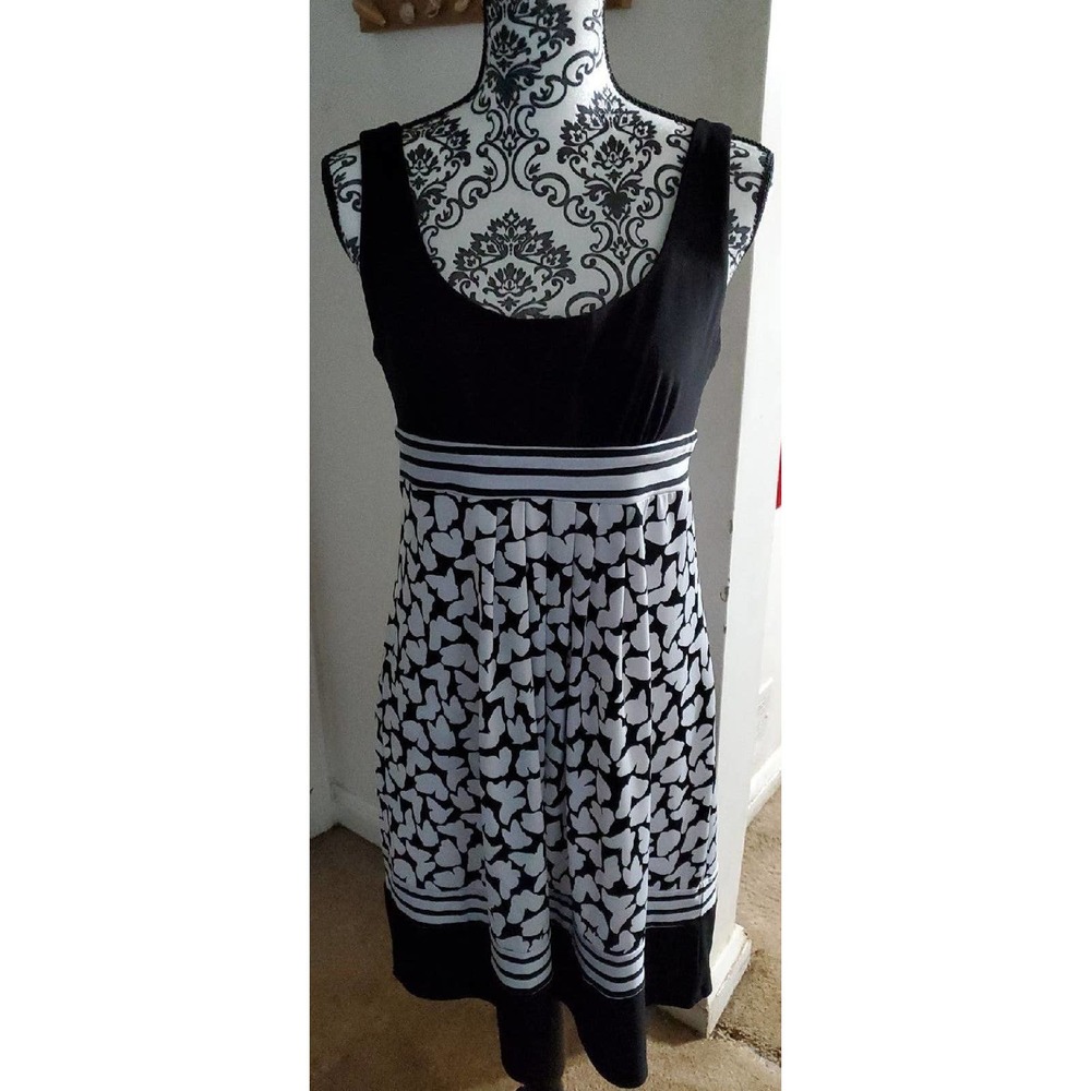 Fun and flirty above-the-knee, black & white dress